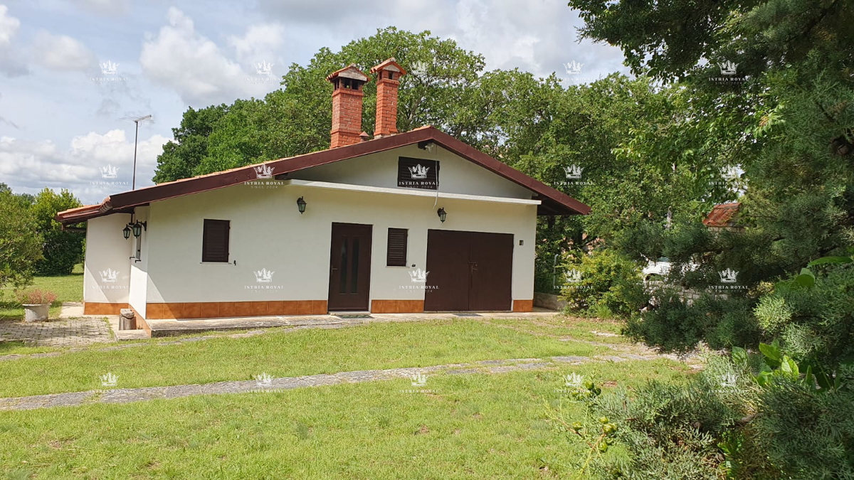 Villa unica isolata con 13.402 m² di terreno vicino a Labin – Due case, enoteca e vista sulla natura.