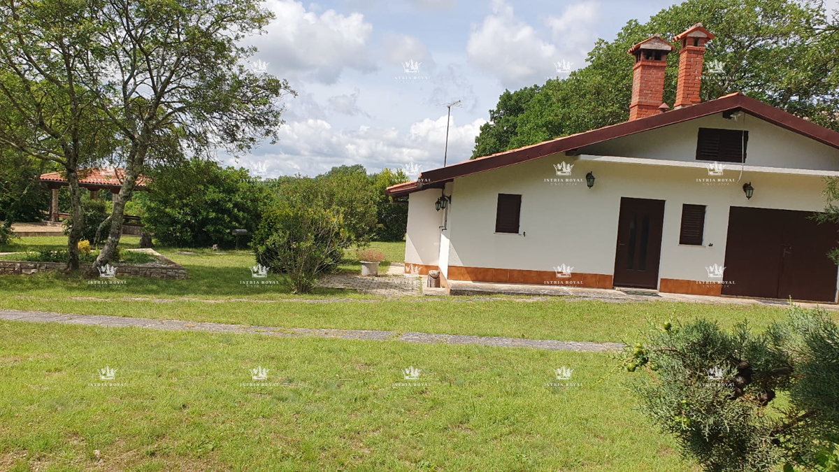 Villa unica isolata con 13.402 m² di terreno vicino a Labin – Due case, enoteca e vista sulla natura.