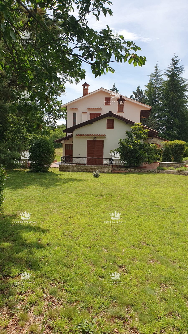 Villa unica isolata con 13.402 m² di terreno vicino a Labin – Due case, enoteca e vista sulla natura.
