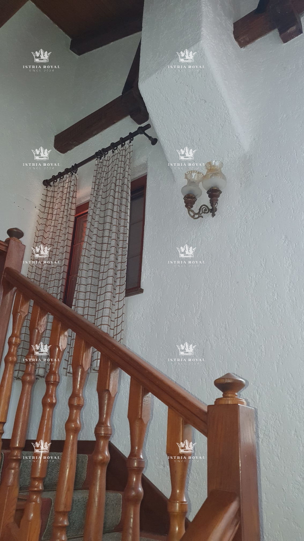 Villa unica isolata con 13.402 m² di terreno vicino a Labin – Due case, enoteca e vista sulla natura.