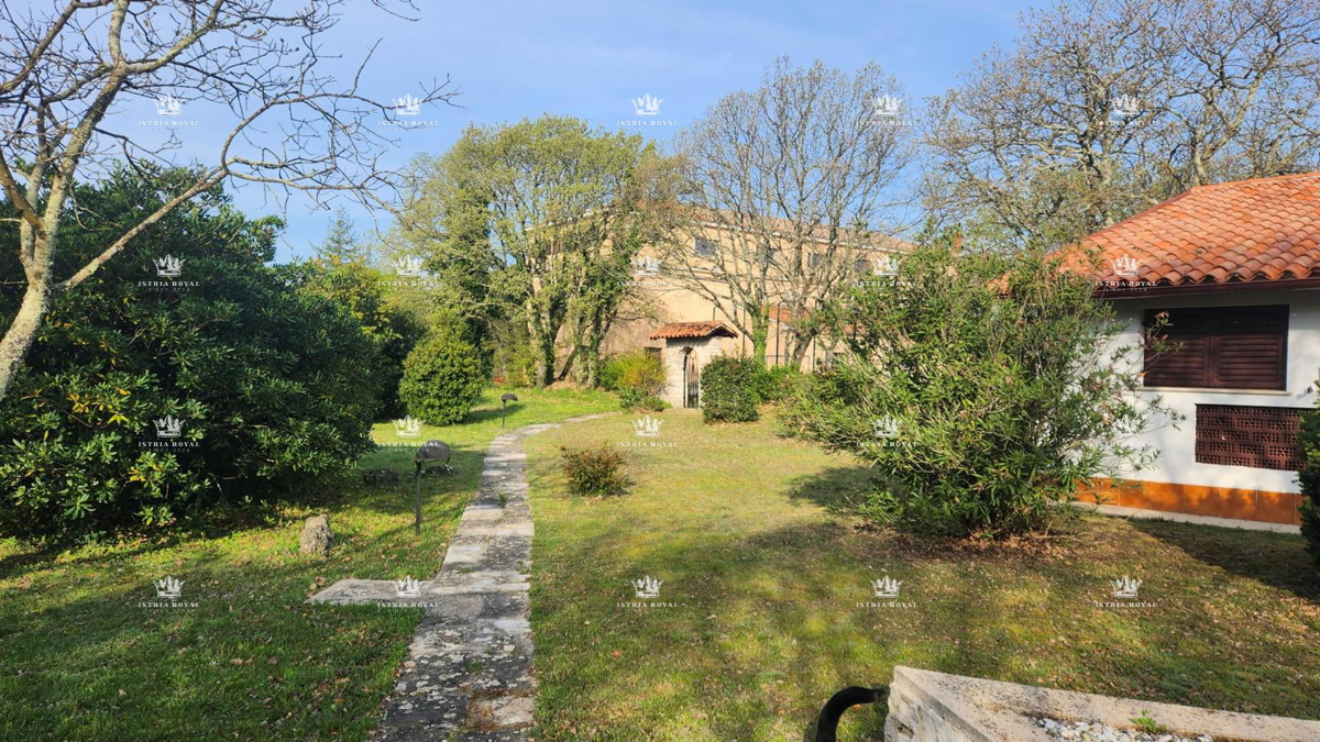 Villa unica isolata con 13.402 m² di terreno vicino a Labin – Due case, enoteca e vista sulla natura.