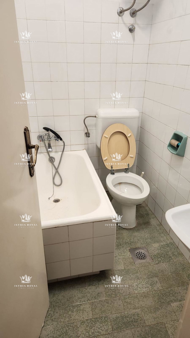 Villa unica isolata con 13.402 m² di terreno vicino a Labin – Due case, enoteca e vista sulla natura.