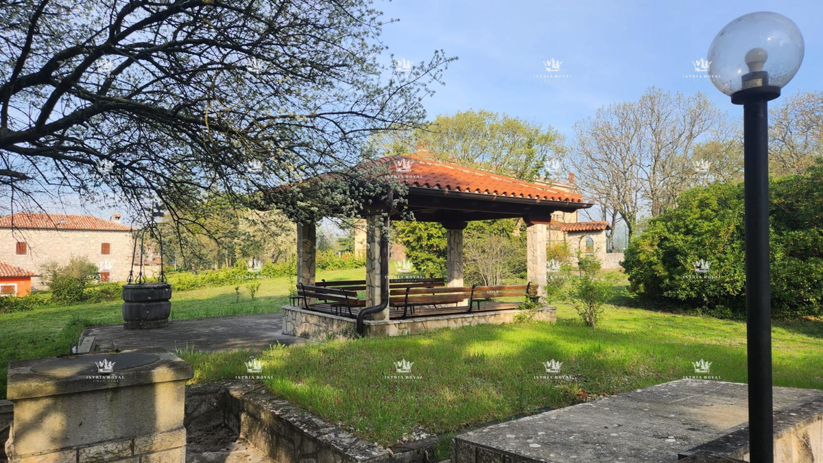 Villa unica isolata con 13.402 m² di terreno vicino a Labin – Due case, enoteca e vista sulla natura.