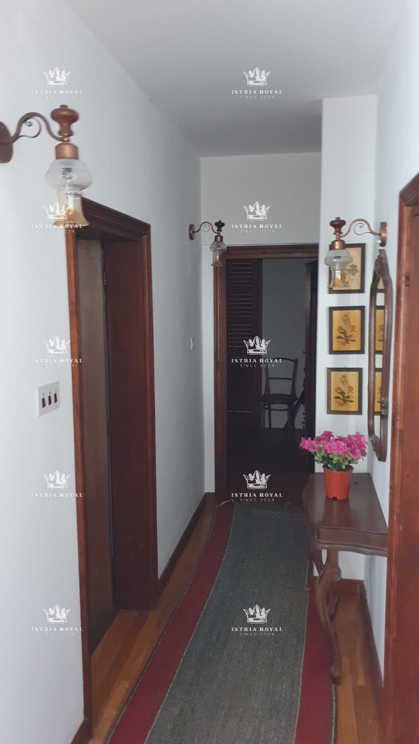 Villa unica isolata con 13.402 m² di terreno vicino a Labin – Due case, enoteca e vista sulla natura.