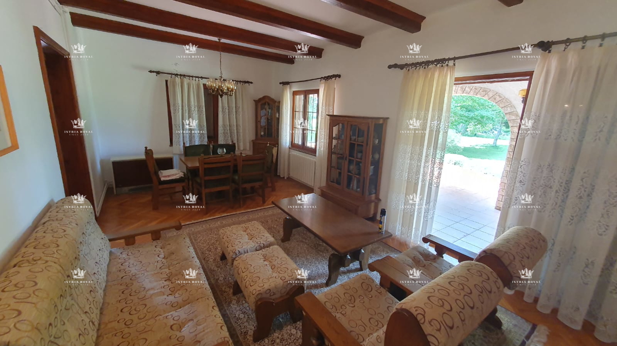 Villa unica isolata con 13.402 m² di terreno vicino a Labin – Due case, enoteca e vista sulla natura.