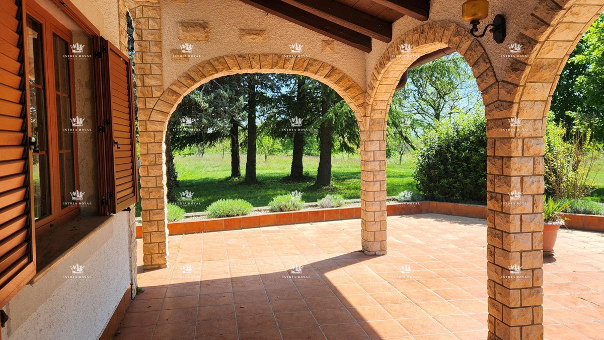 Villa unica isolata con 13.402 m² di terreno vicino a Labin – Due case, enoteca e vista sulla natura.