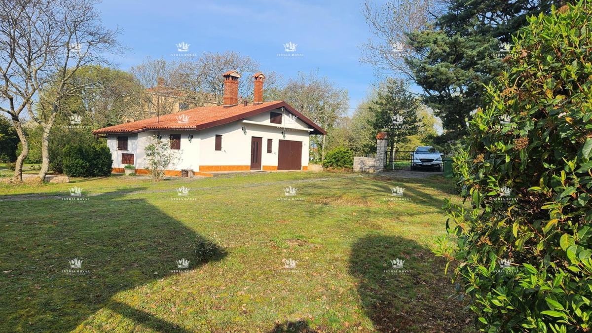 Villa unica isolata con 13.402 m² di terreno vicino a Labin – Due case, enoteca e vista sulla natura.
