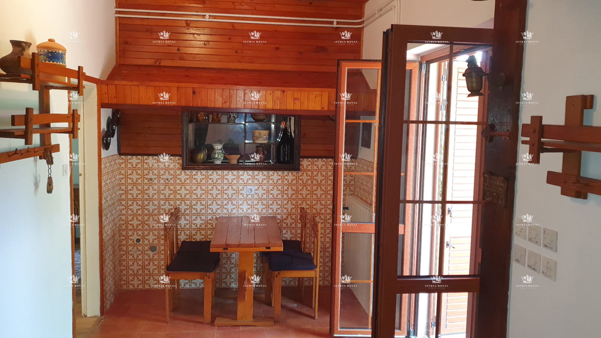 Villa unica isolata con 13.402 m² di terreno vicino a Labin – Due case, enoteca e vista sulla natura.