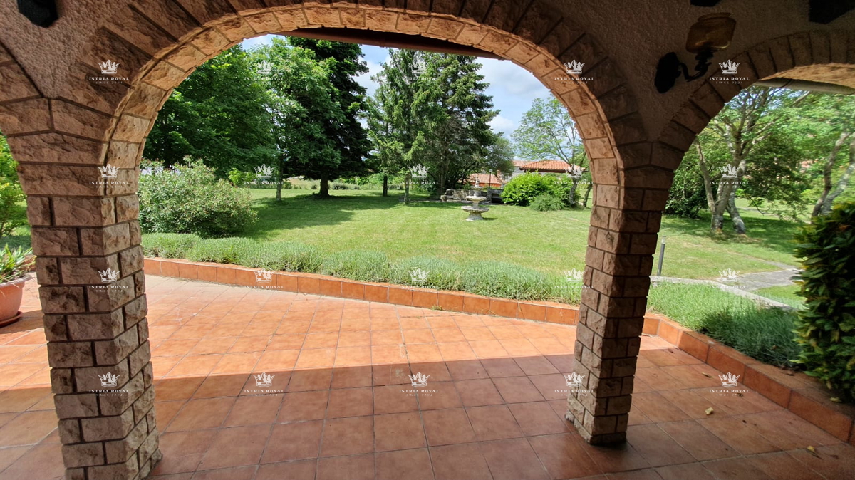 Villa unica isolata con 13.402 m² di terreno vicino a Labin – Due case, enoteca e vista sulla natura.