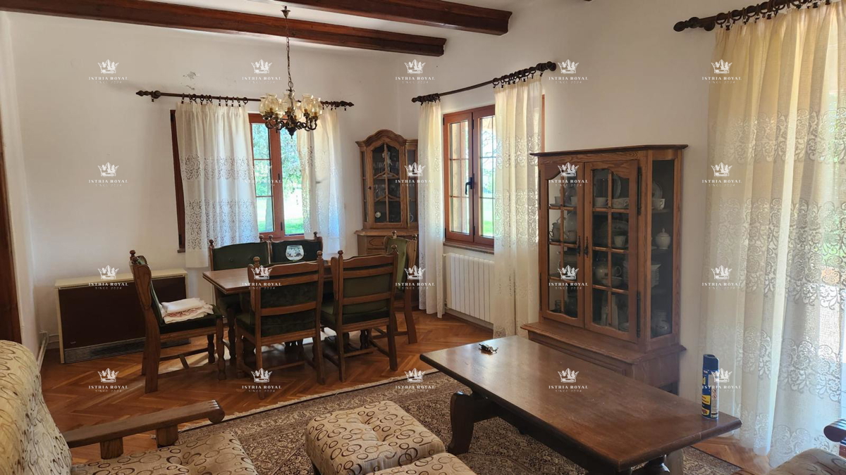 Villa unica isolata con 13.402 m² di terreno vicino a Labin – Due case, enoteca e vista sulla natura.