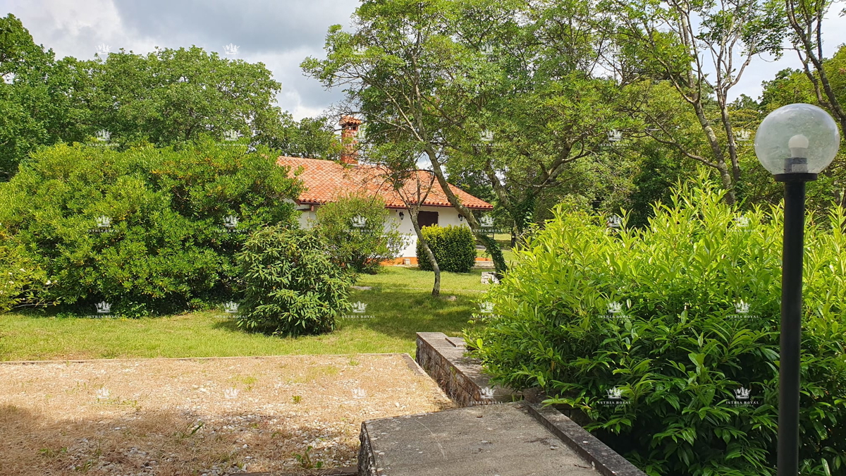 Villa unica isolata con 13.402 m² di terreno vicino a Labin – Due case, enoteca e vista sulla natura.