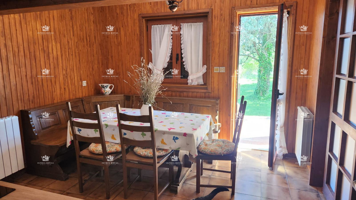 Villa unica isolata con 13.402 m² di terreno vicino a Labin – Due case, enoteca e vista sulla natura.