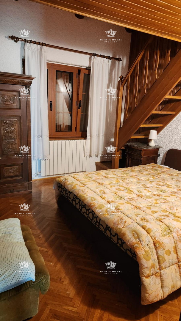 Villa unica isolata con 13.402 m² di terreno vicino a Labin – Due case, enoteca e vista sulla natura.