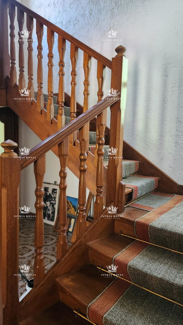 Villa unica isolata con 13.402 m² di terreno vicino a Labin – Due case, enoteca e vista sulla natura.