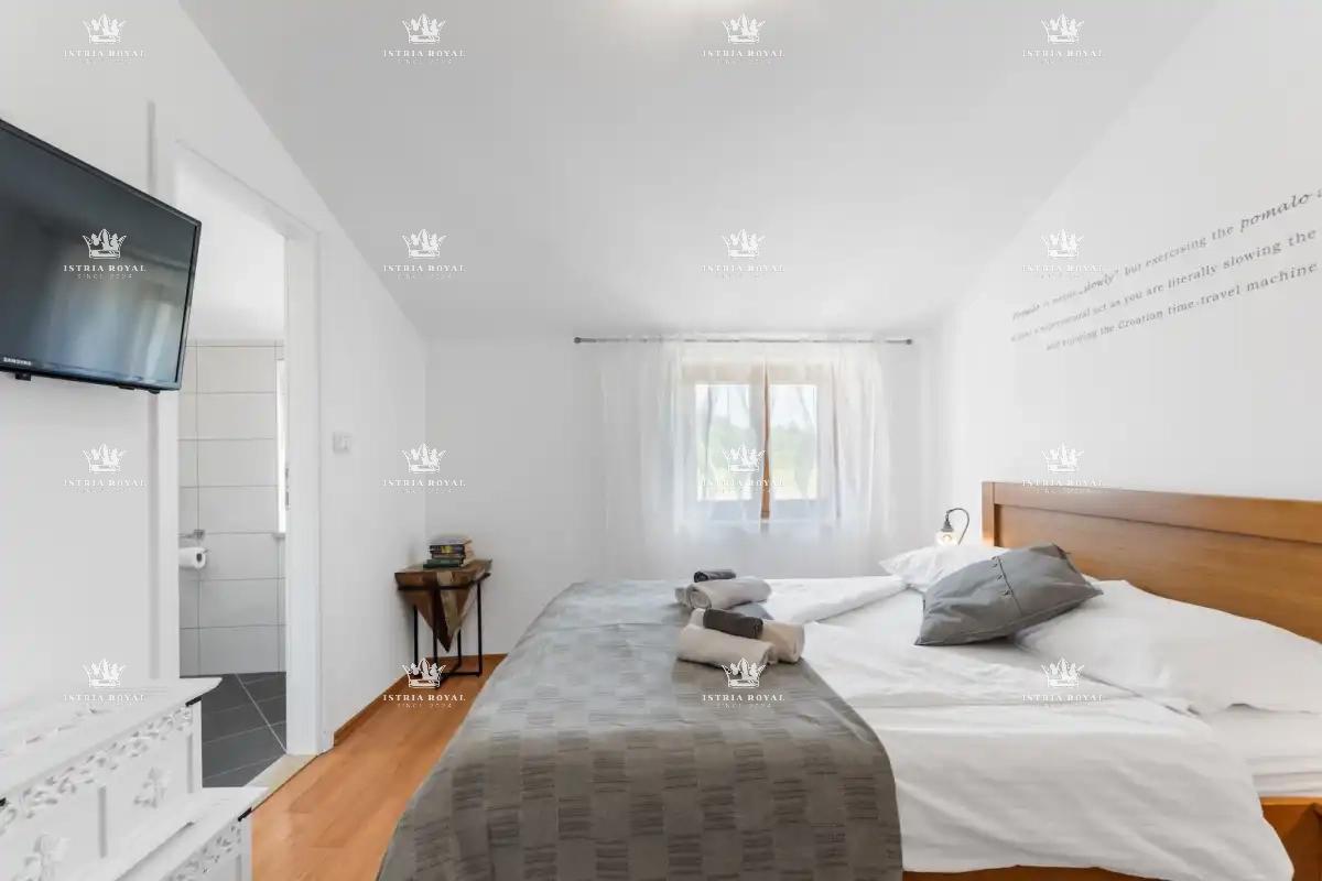 🏡 ISTRIA – PIĆAN: TRE VILLE ISTRIANE CON PISCINA, CAMPO DA TENNIS E 5000 m² DI TERRENO! 🌿