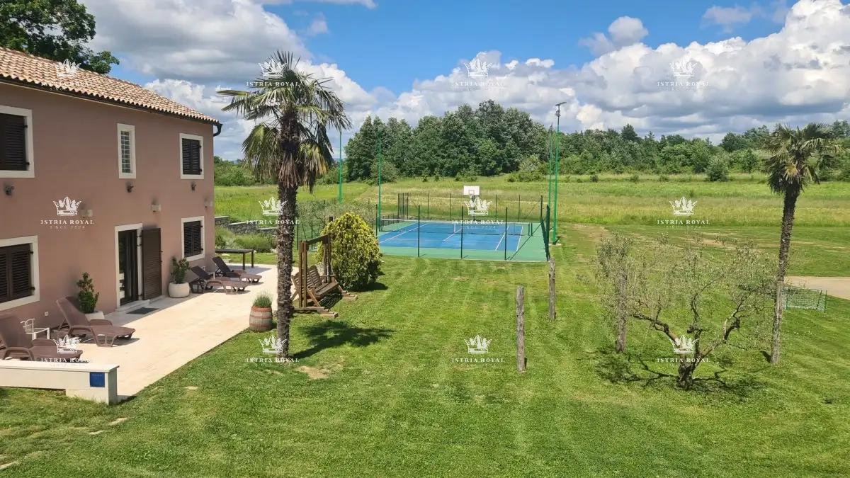 🏡 ISTRIA – PIĆAN: TRE VILLE ISTRIANE CON PISCINA, CAMPO DA TENNIS E 5000 m² DI TERRENO! 🌿