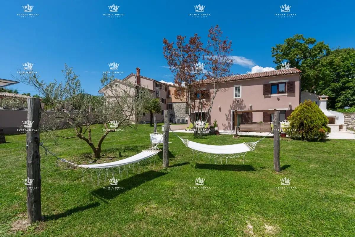 🏡 ISTRIA – PIĆAN: TRE VILLE ISTRIANE CON PISCINA, CAMPO DA TENNIS E 5000 m² DI TERRENO! 🌿