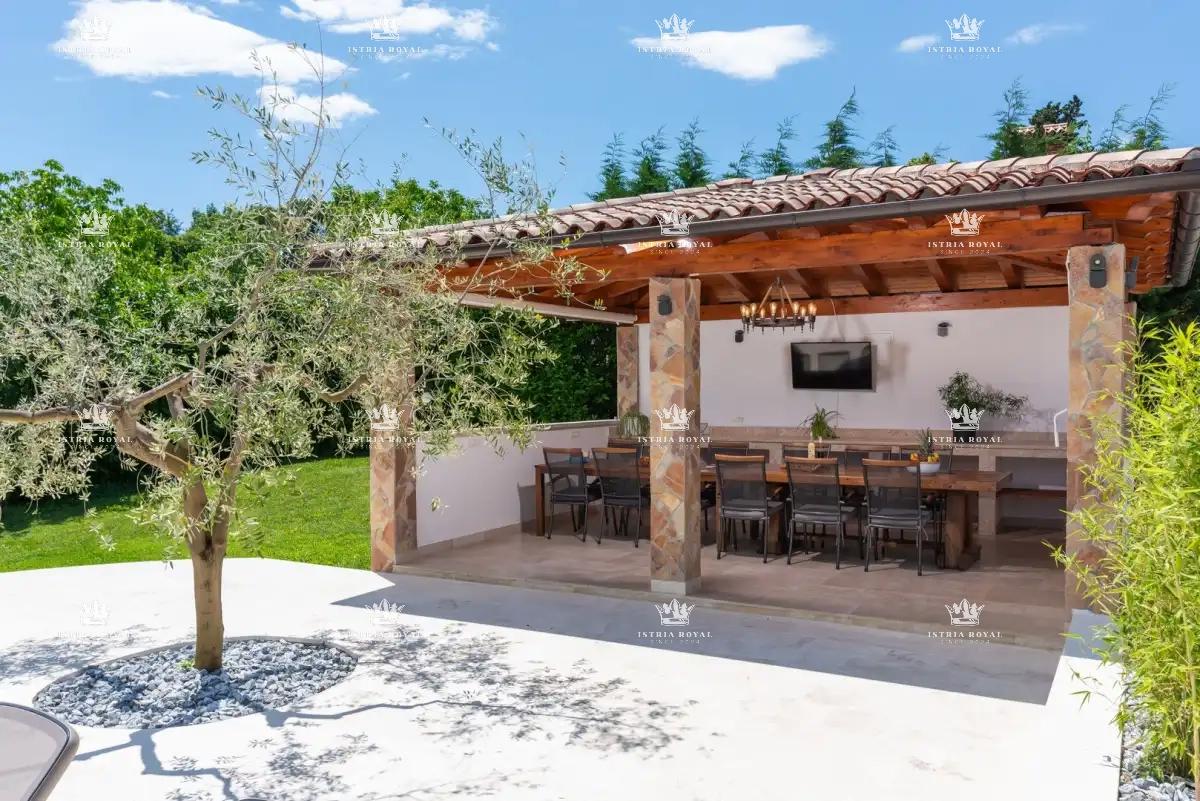 🏡 ISTRIA – PIĆAN: TRE VILLE ISTRIANE CON PISCINA, CAMPO DA TENNIS E 5000 m² DI TERRENO! 🌿
