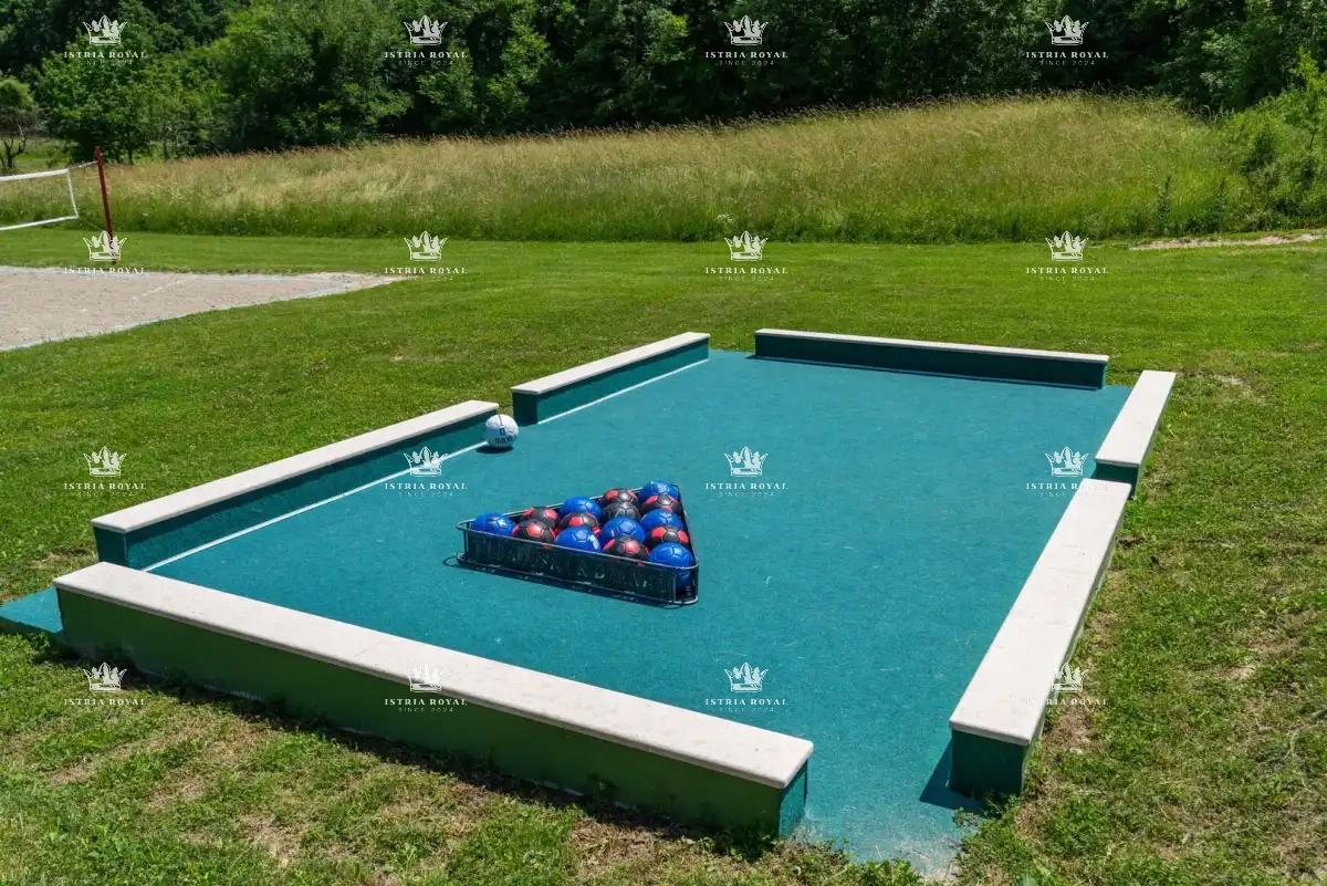 🏡 ISTRIA – PIĆAN: TRE VILLE ISTRIANE CON PISCINA, CAMPO DA TENNIS E 5000 m² DI TERRENO! 🌿