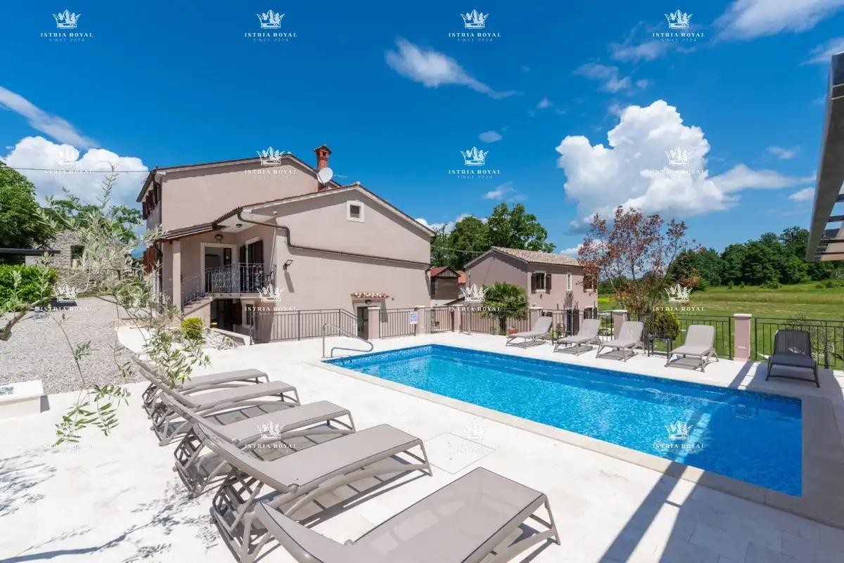 🏡 ISTRIA – PIĆAN: TRE VILLE ISTRIANE CON PISCINA, CAMPO DA TENNIS E 5000 m² DI TERRENO! 🌿