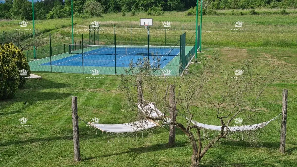 🏡 ISTRIA – PIĆAN: TRE VILLE ISTRIANE CON PISCINA, CAMPO DA TENNIS E 5000 m² DI TERRENO! 🌿