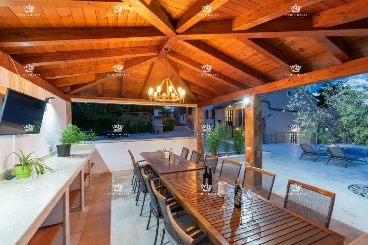 🏡 ISTRIA – PIĆAN: TRE VILLE ISTRIANE CON PISCINA, CAMPO DA TENNIS E 5000 m² DI TERRENO! 🌿