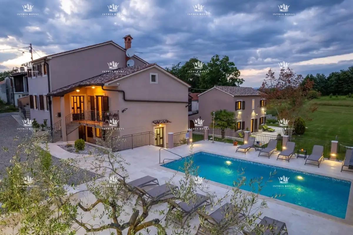 🏡 ISTRIA – PIĆAN: TRE VILLE ISTRIANE CON PISCINA, CAMPO DA TENNIS E 5000 m² DI TERRENO! 🌿