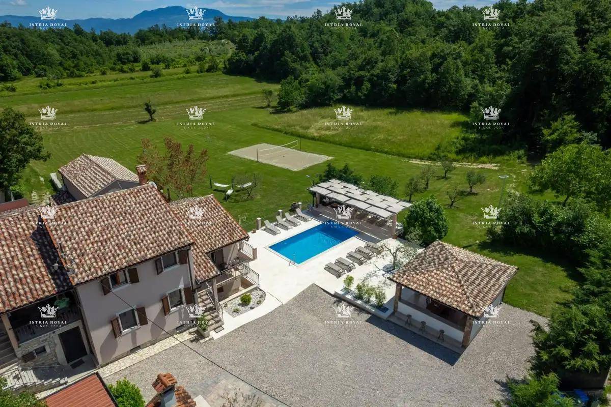 🏡 ISTRIA – PIĆAN: TRE VILLE ISTRIANE CON PISCINA, CAMPO DA TENNIS E 5000 m² DI TERRENO! 🌿