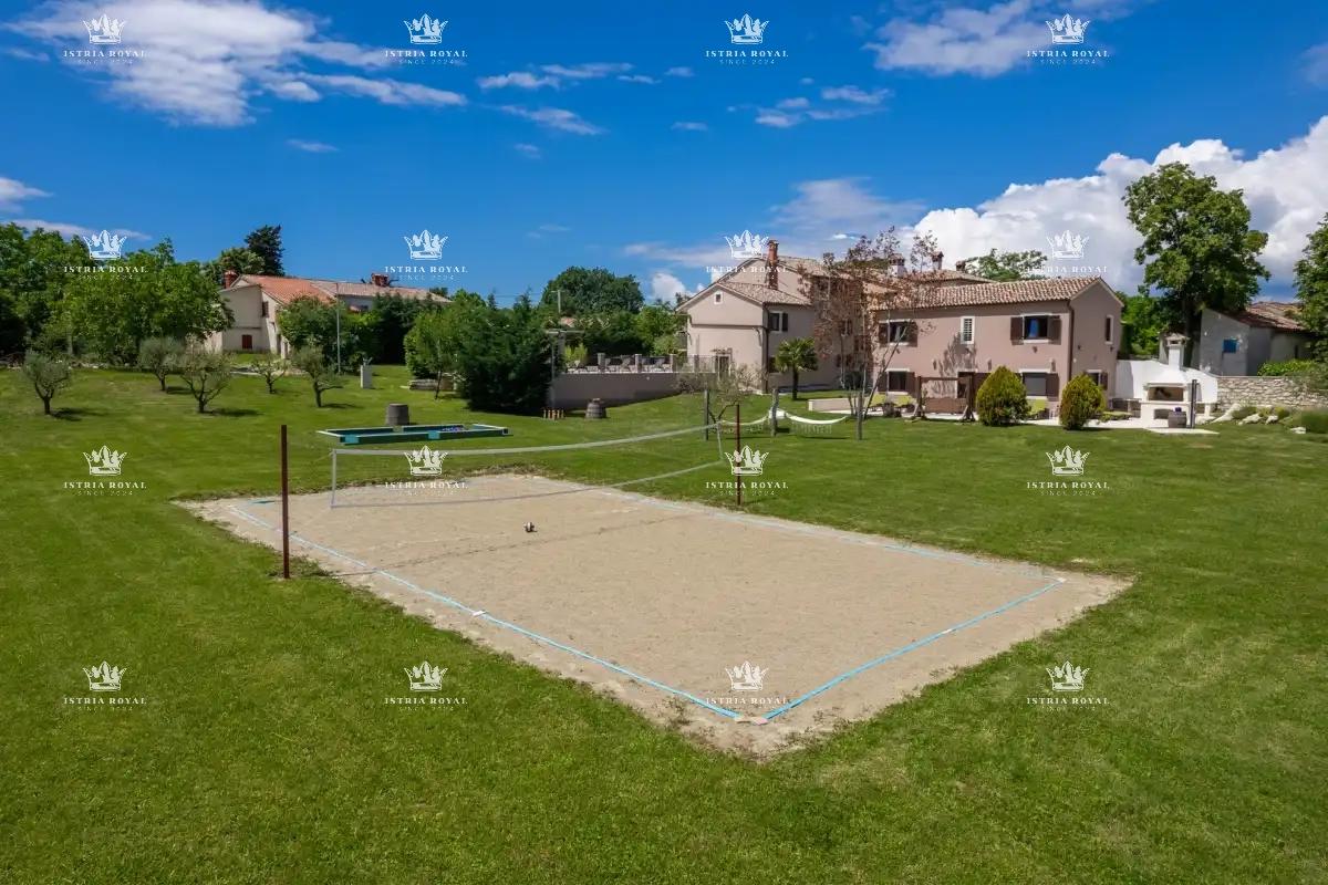 🏡 ISTRIA – PIĆAN: TRE VILLE ISTRIANE CON PISCINA, CAMPO DA TENNIS E 5000 m² DI TERRENO! 🌿