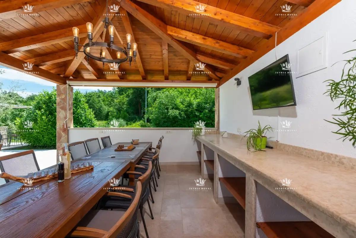 🏡 ISTRIA – PIĆAN: TRE VILLE ISTRIANE CON PISCINA, CAMPO DA TENNIS E 5000 m² DI TERRENO! 🌿