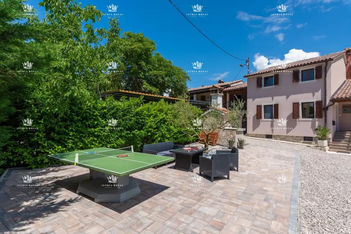 🏡 ISTRIA – PIĆAN: TRE VILLE ISTRIANE CON PISCINA, CAMPO DA TENNIS E 5000 m² DI TERRENO! 🌿