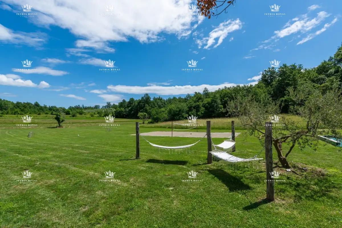 🏡 ISTRIA – PIĆAN: TRE VILLE ISTRIANE CON PISCINA, CAMPO DA TENNIS E 5000 m² DI TERRENO! 🌿