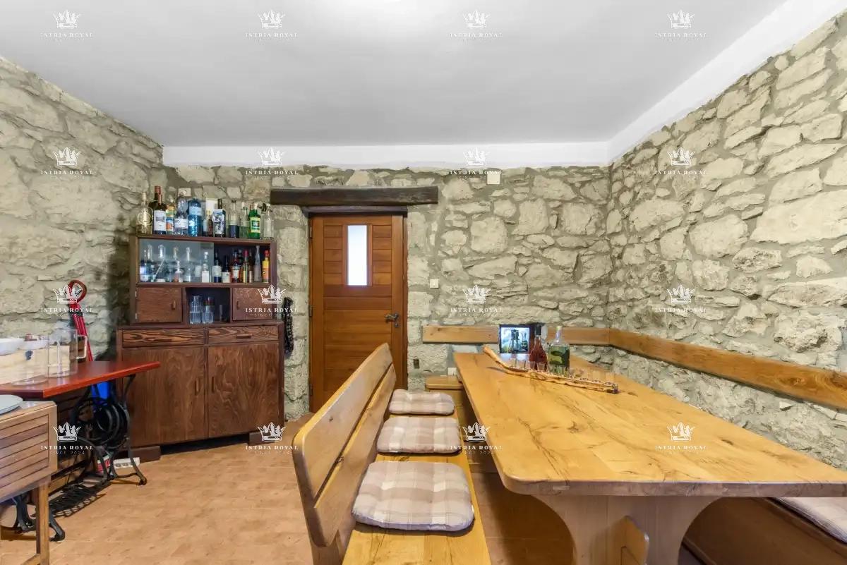 🏡 ISTRIA – PIĆAN: TRE VILLE ISTRIANE CON PISCINA, CAMPO DA TENNIS E 5000 m² DI TERRENO! 🌿