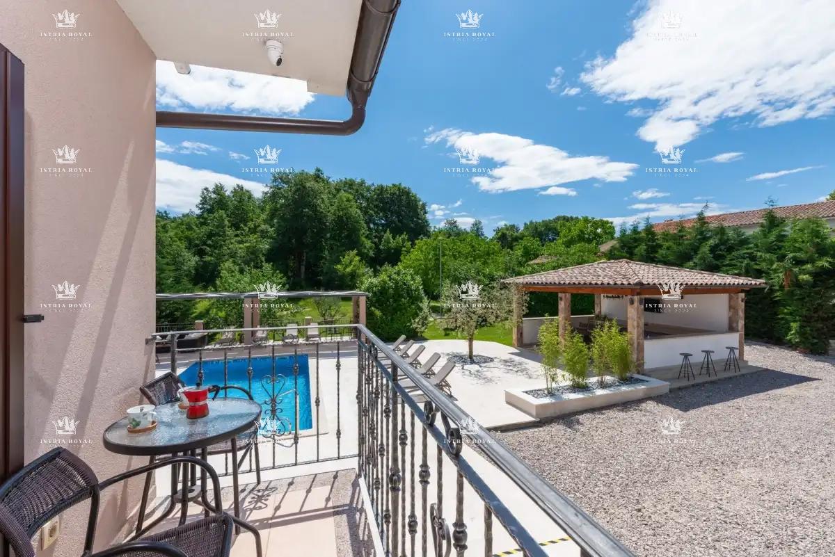 🏡 ISTRIA – PIĆAN: TRE VILLE ISTRIANE CON PISCINA, CAMPO DA TENNIS E 5000 m² DI TERRENO! 🌿