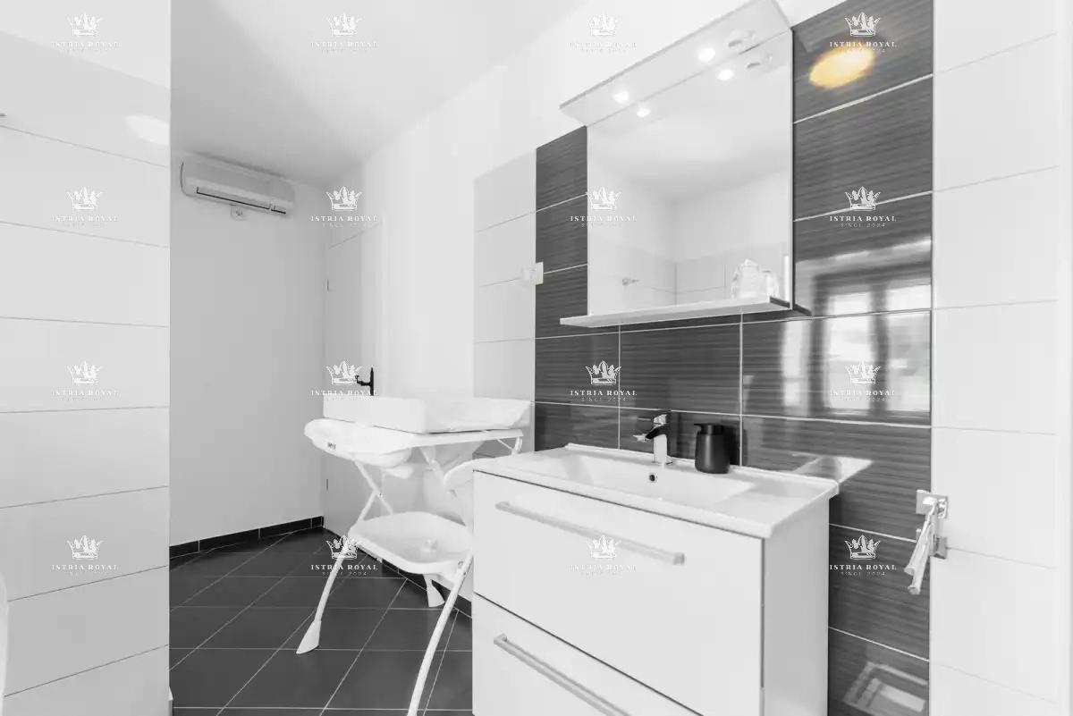 🏡 ISTRIA – PIĆAN: TRE VILLE ISTRIANE CON PISCINA, CAMPO DA TENNIS E 5000 m² DI TERRENO! 🌿