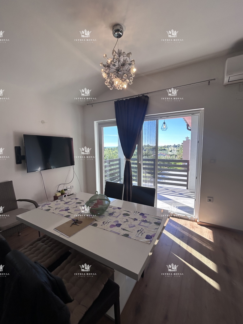 Vendita appartamento nel centro di Brtonigla con vista mare | 84 m², due camere da letto, terrazza e parcheggio