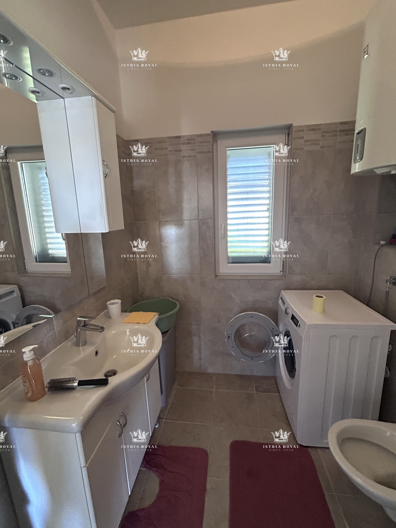 Vendita appartamento nel centro di Brtonigla con vista mare | 84 m², due camere da letto, terrazza e parcheggio