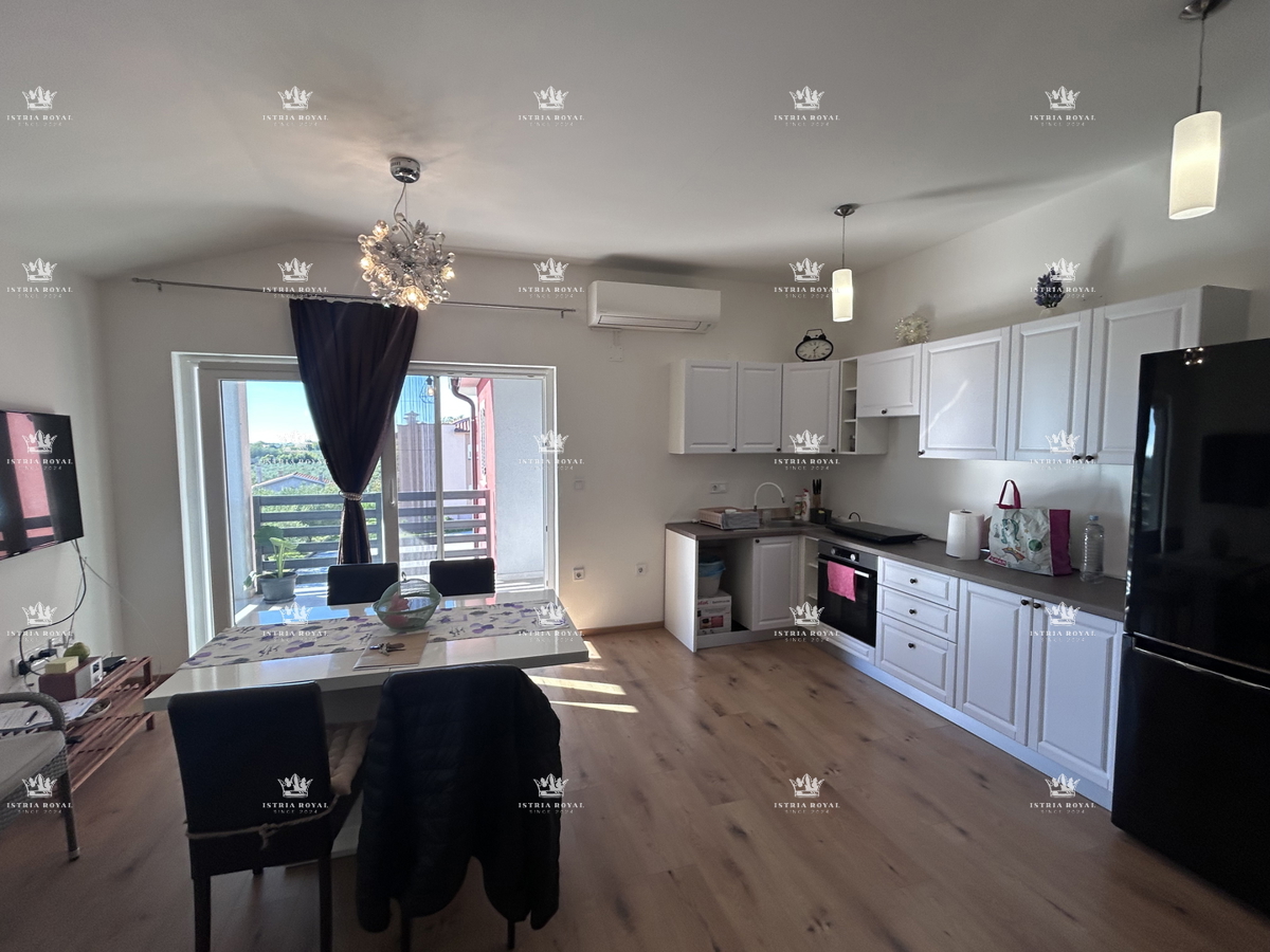 Vendita appartamento nel centro di Brtonigla con vista mare | 84 m², due camere da letto, terrazza e parcheggio