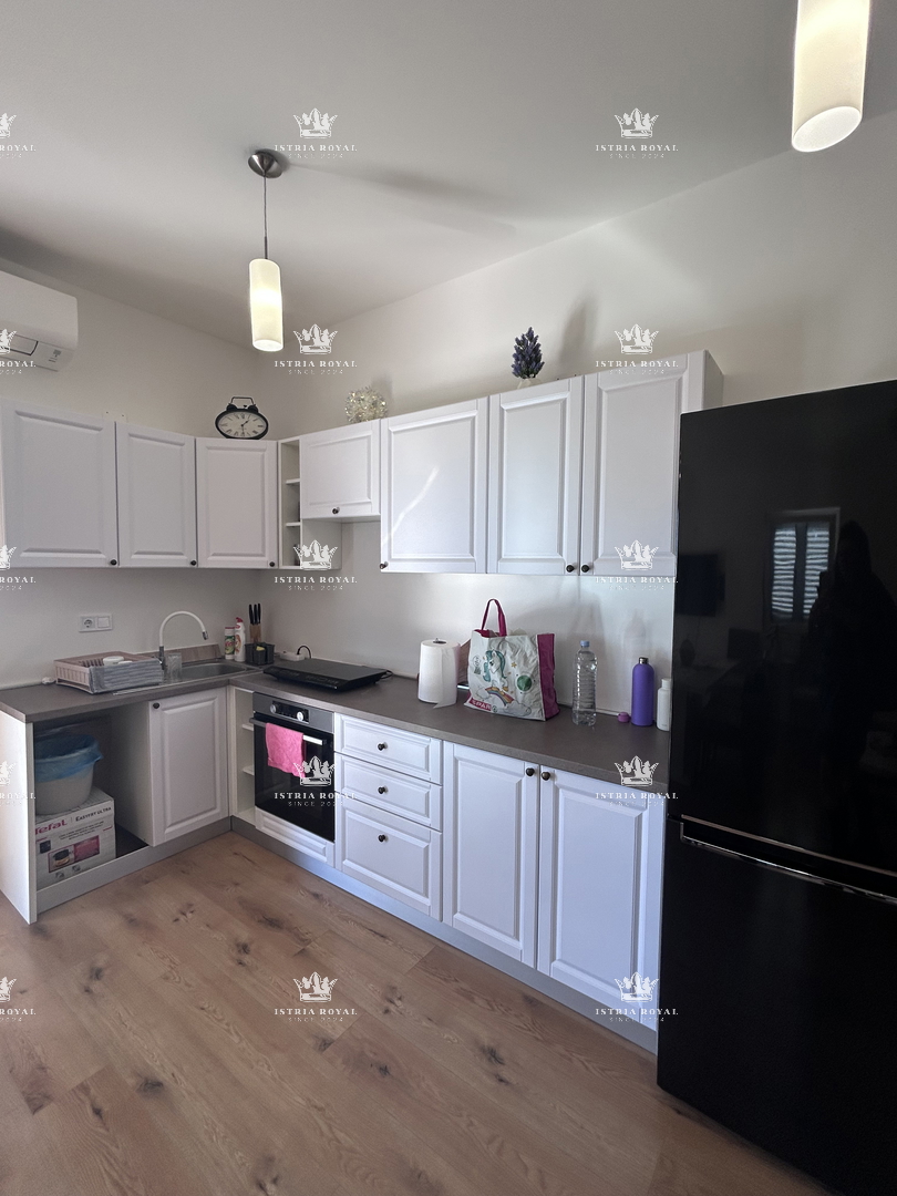 Vendita appartamento nel centro di Brtonigla con vista mare | 84 m², due camere da letto, terrazza e parcheggio