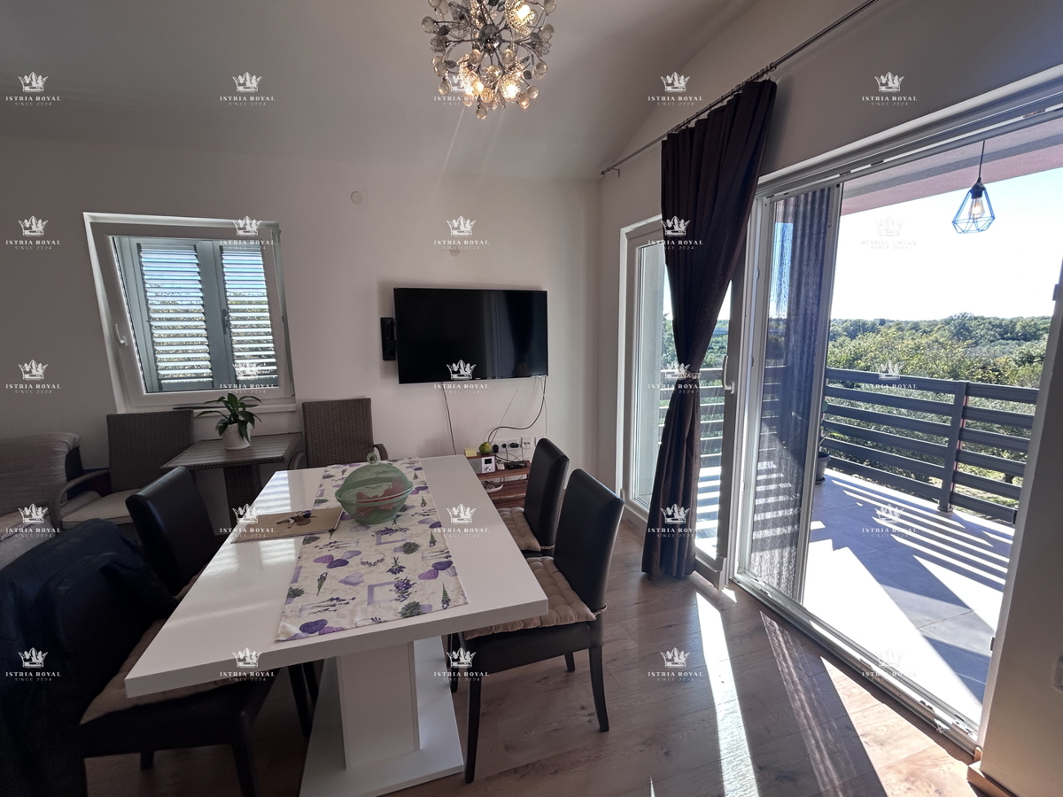Vendita appartamento nel centro di Brtonigla con vista mare | 84 m², due camere da letto, terrazza e parcheggio