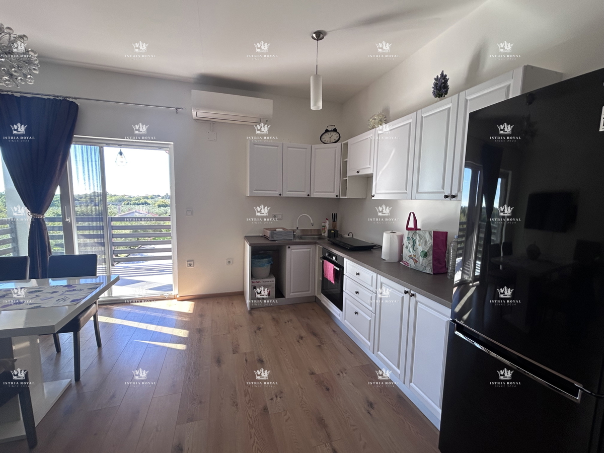 Vendita appartamento nel centro di Brtonigla con vista mare | 84 m², due camere da letto, terrazza e parcheggio