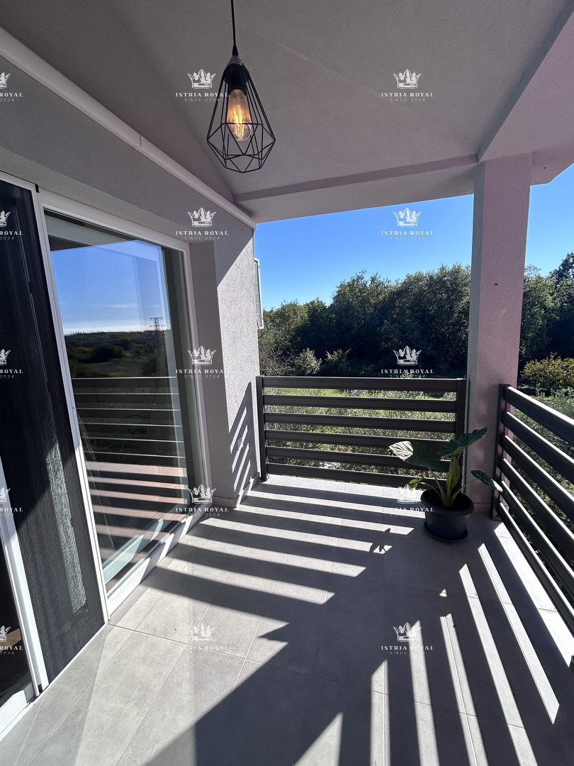 Vendita appartamento nel centro di Brtonigla con vista mare | 84 m², due camere da letto, terrazza e parcheggio