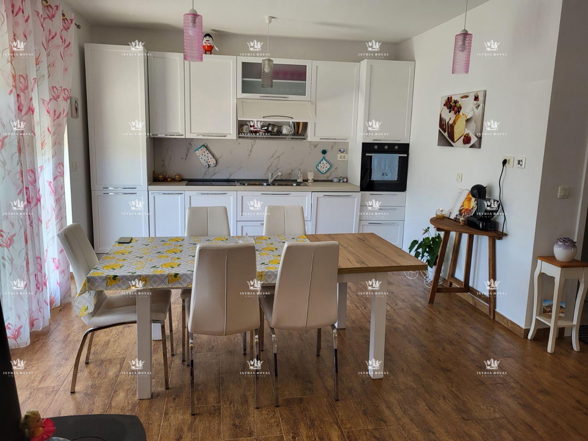 Istra, Novigrad, attico 120m2, terrazza sul tetto 150m2, vista mare, 500m dal mare