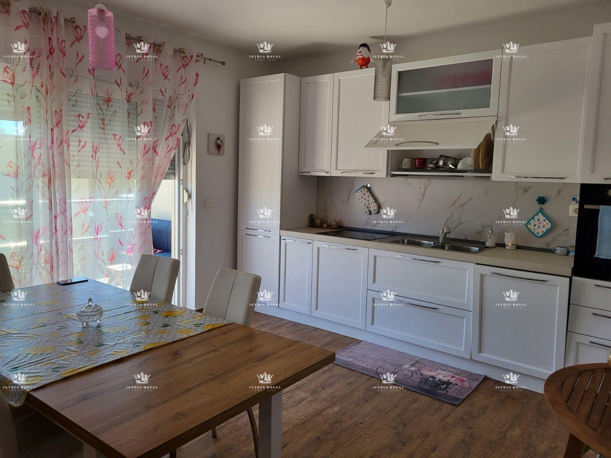 Istra, Novigrad, attico 120m2, terrazza sul tetto 150m2, vista mare, 500m dal mare