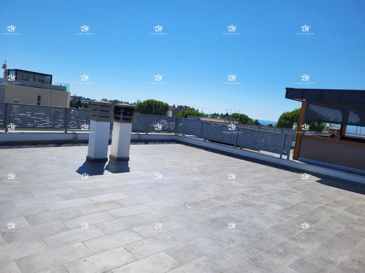 Istra, Novigrad, attico 120m2, terrazza sul tetto 150m2, vista mare, 500m dal mare