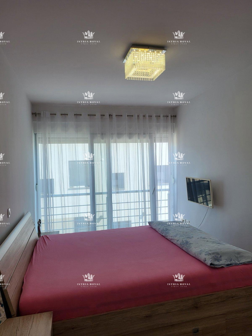 Istra, Novigrad, attico 120m2, terrazza sul tetto 150m2, vista mare, 500m dal mare