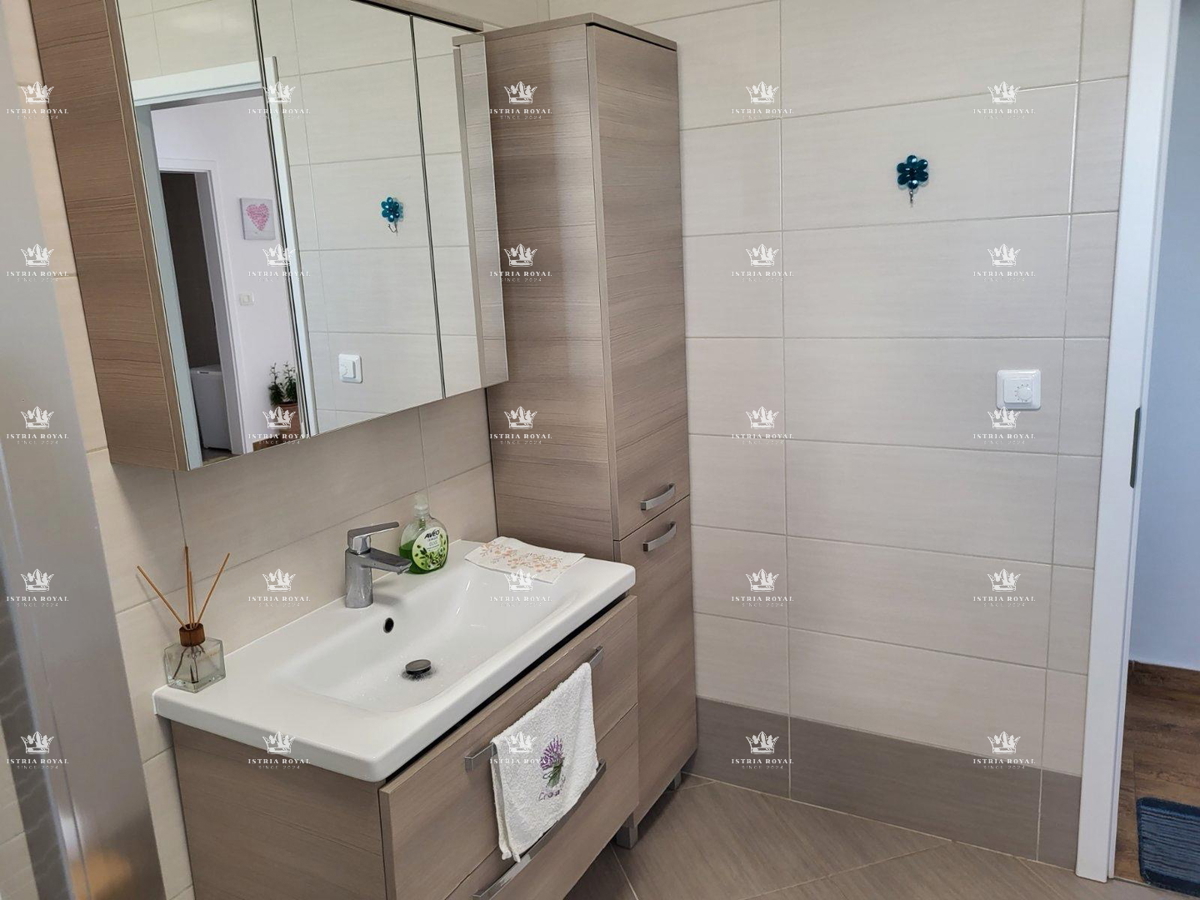 Istra, Novigrad, attico 120m2, terrazza sul tetto 150m2, vista mare, 500m dal mare