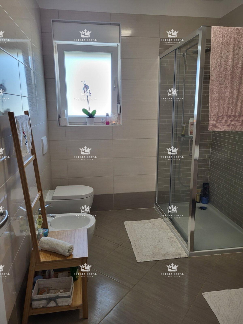 Istra, Novigrad, attico 120m2, terrazza sul tetto 150m2, vista mare, 500m dal mare