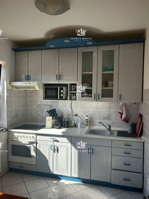 Istra, OFFERTA A BREVE TERMINE! Poreč, appartamento 71m2, 2 camere da letto + soggiorno con angolo cottura, due terrazze, ripostiglio