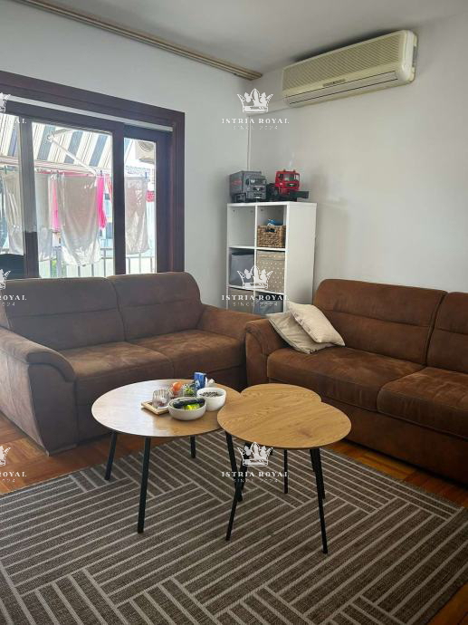 Istra, OFFERTA A BREVE TERMINE! Poreč, appartamento 71m2, 2 camere da letto + soggiorno con angolo cottura, due terrazze, ripostiglio